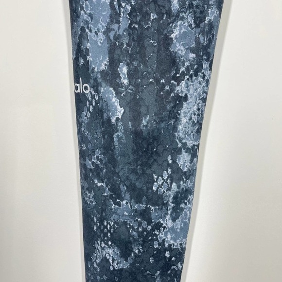 ALO Airbrush Leggings in Glossy Python M - Picture 11 of 13